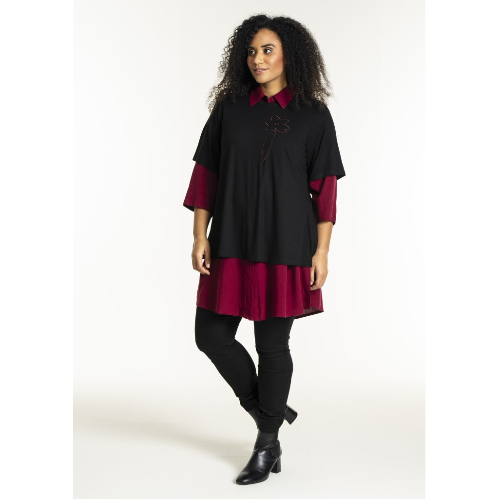 Studio SBella T-Shirt with print T-Shirt Black with bordeaux