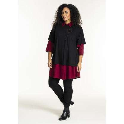 Studio SBella T-Shirt with print T-Shirt Black with bordeaux