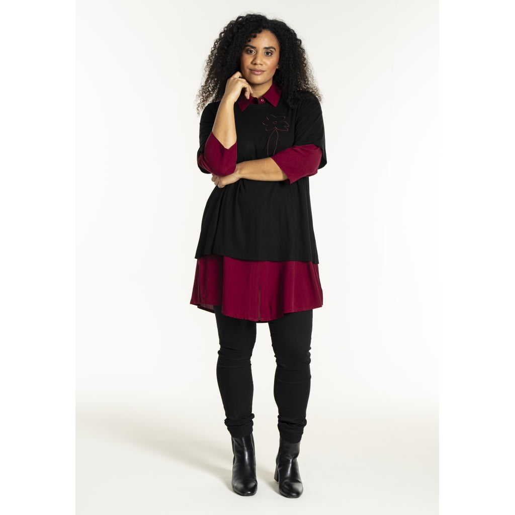 Studio SBella T-Shirt with print T-Shirt Black with bordeaux