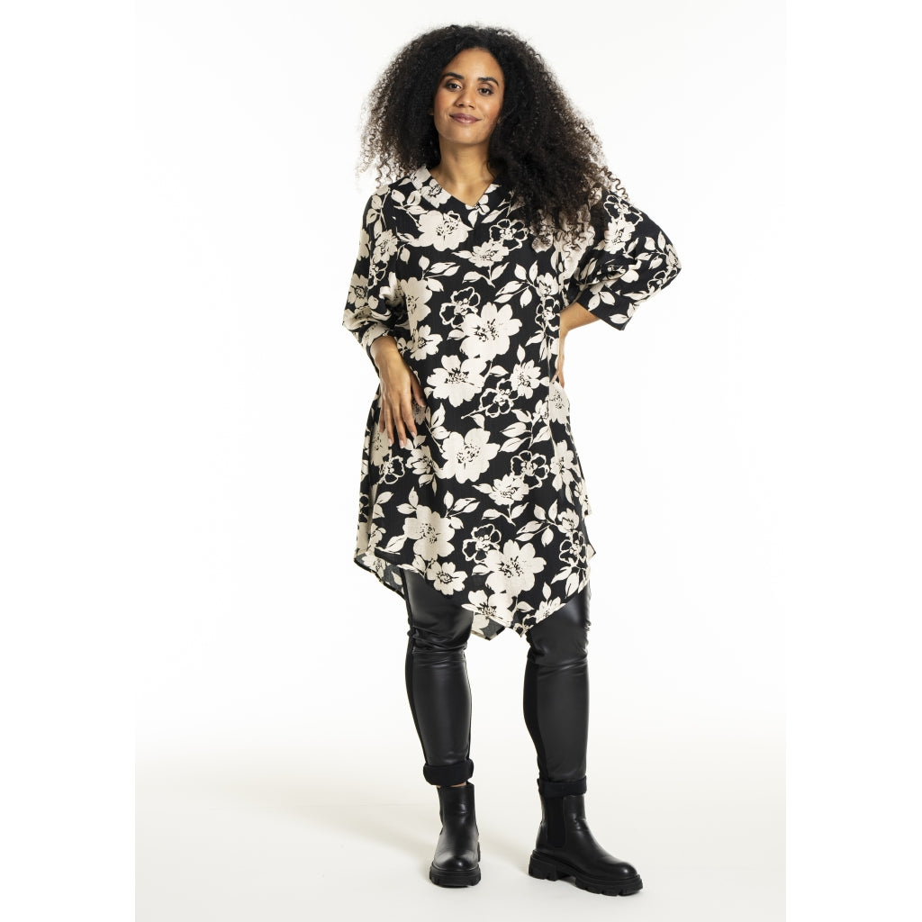 Studio SJuline Tunic Tunic Black with offwhite flower