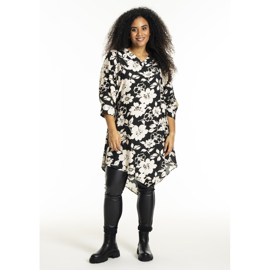 Studio SJuline Tunic Tunic Black with offwhite flower